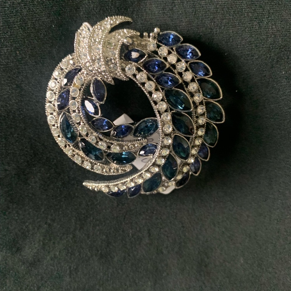 Beautiful Avon Jeweled Broche Bijou